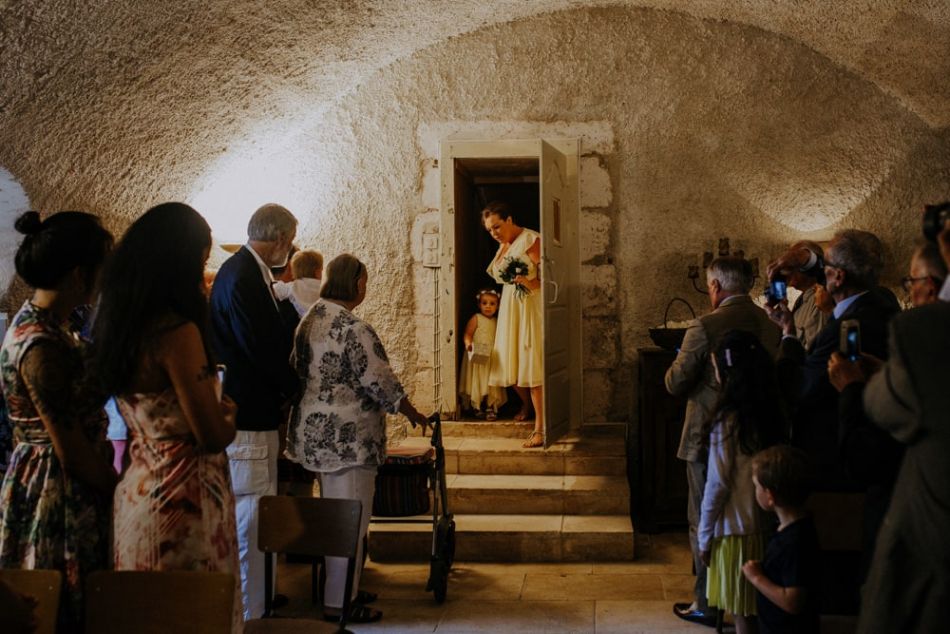 Entrée de la mariée mariage anglais au château de la Côte en Périgord