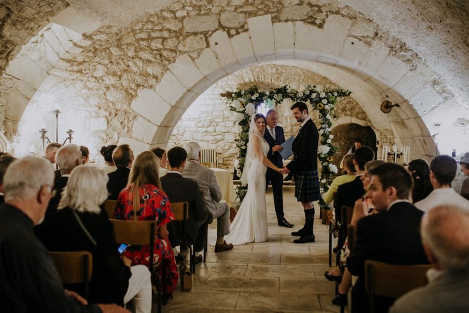 Mariés lors d'un mariage intimiste anglais au chateau de la Cote en Périgord