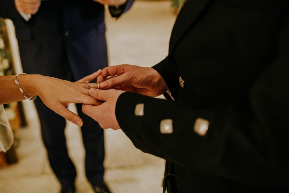 Echange des alliances sur un mariage anglais au château de la Côte dans le Périgord