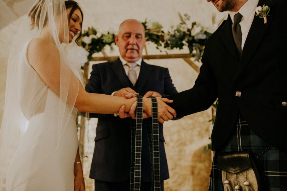 Ribbon custom at a Scottish wedding in Perigord in France with MGphotographies