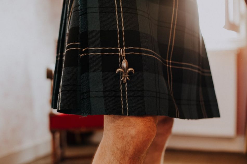 Détail du kilt sur un mariage écossais anglais au château de la Côte en Périgord