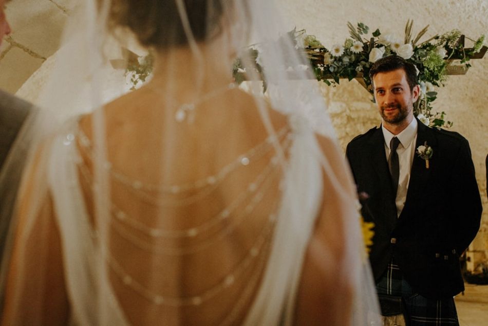 Regard du marié écossais, cérémonie laique, mariage anglais en Périgord