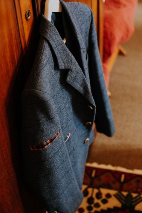 Veste du marié sur un mariage écossais anglais au château de la Côte en Périgord