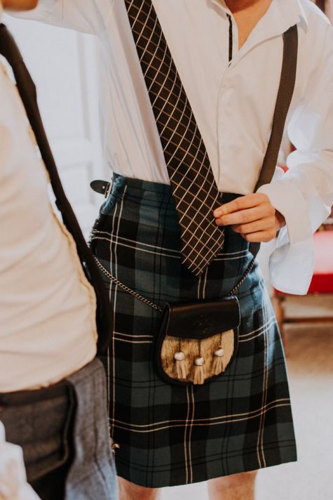 Cravate sur un mariage écossais anglais au château de la Côte en Périgord