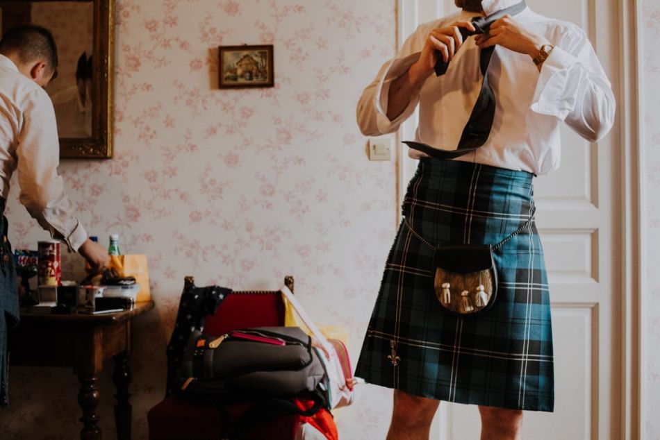 Tenue du marié sur un mariage écossais anglais au château de la Côte en Périgord