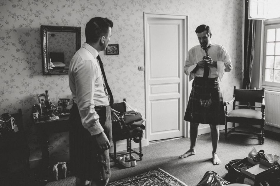 Habillage du marié Détail du kilt sur un mariage écossais anglais au château de la Côte en Périgord