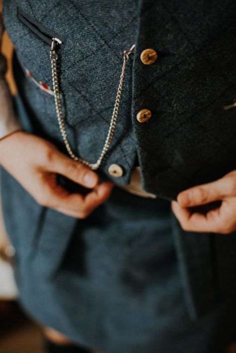 Détail tenue sur un mariage écossais anglais au château de la Côte en Périgord
