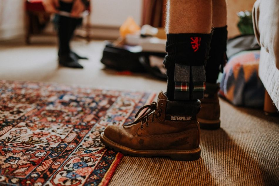 Détail chaussure sur un mariage écossais anglais au château de la Côte en Périgord