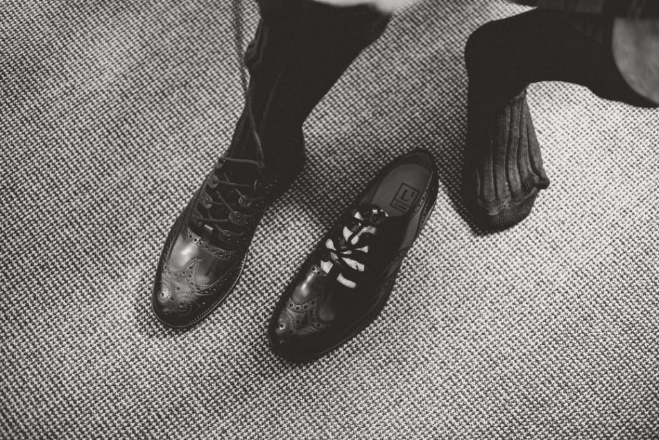 Chaussure du marié sur un mariage écossais anglais au château de la Côte en Périgord