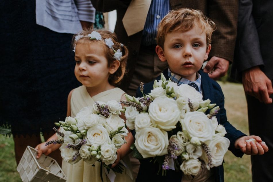 Kids at an English wedding in Perigord in France with MGphotographies