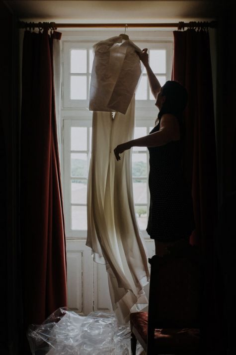 robe de la mariée au chateau de la Cote en Périgord pour un mariage bohème anglais