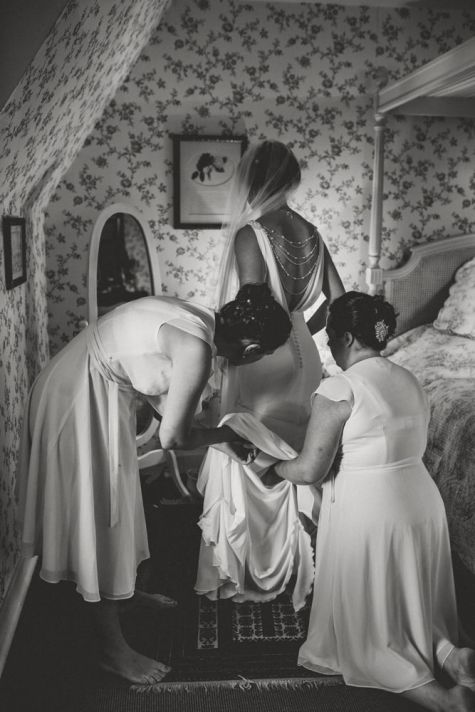 Détail de préparation de la mariée lors d'un mariage franco-anglais en Périgord