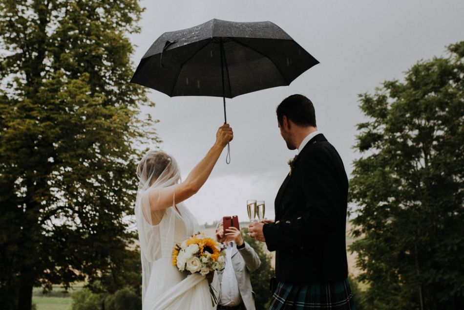 Mariage fun sous la pluie, mariage anglais en Perigord,