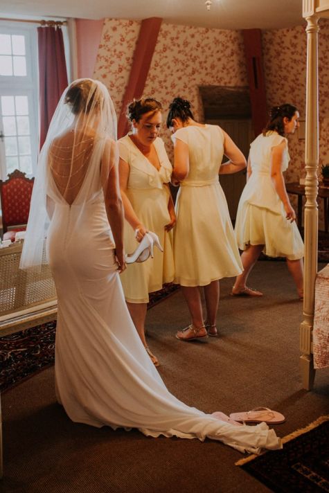 La mariée et ses témoins, mariage anglais en Périgord avec MGphotographies