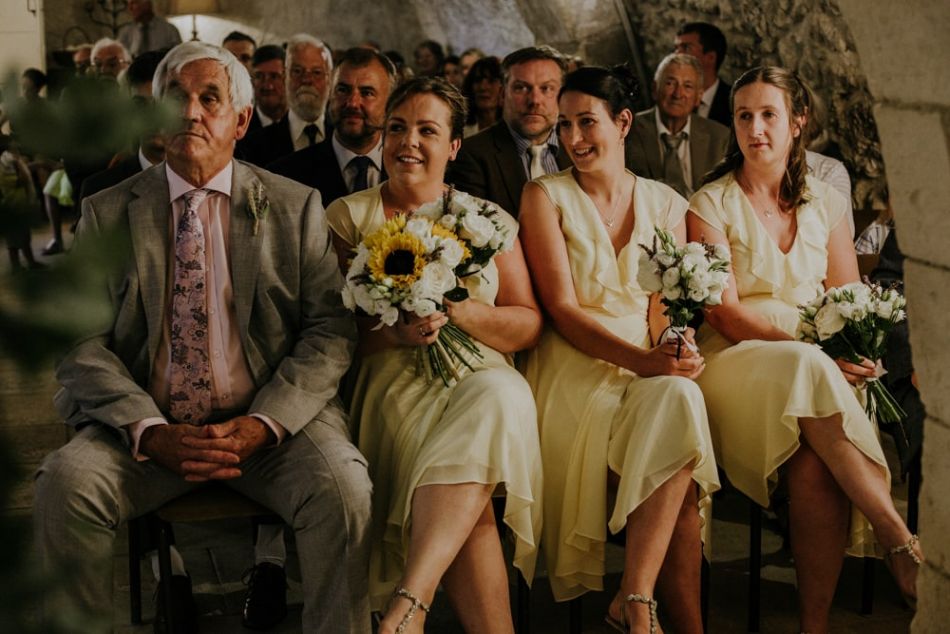 témoins filles en tenues jaune sur un mariage anglais en Périgord