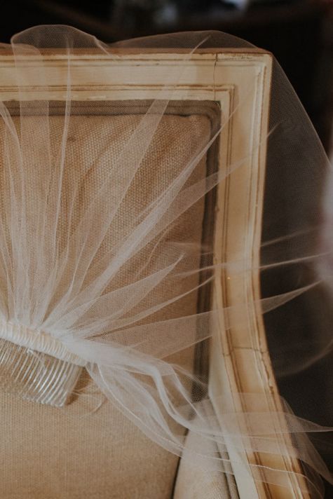 Détail du voile dans un mariage bohème anglais en Périgord