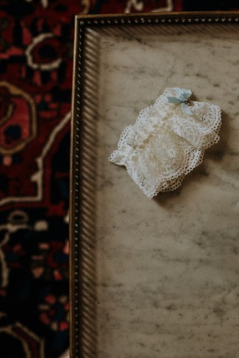 Détail jarretelle préparatifs de mariage anglais en Périgord avec MGphotographies