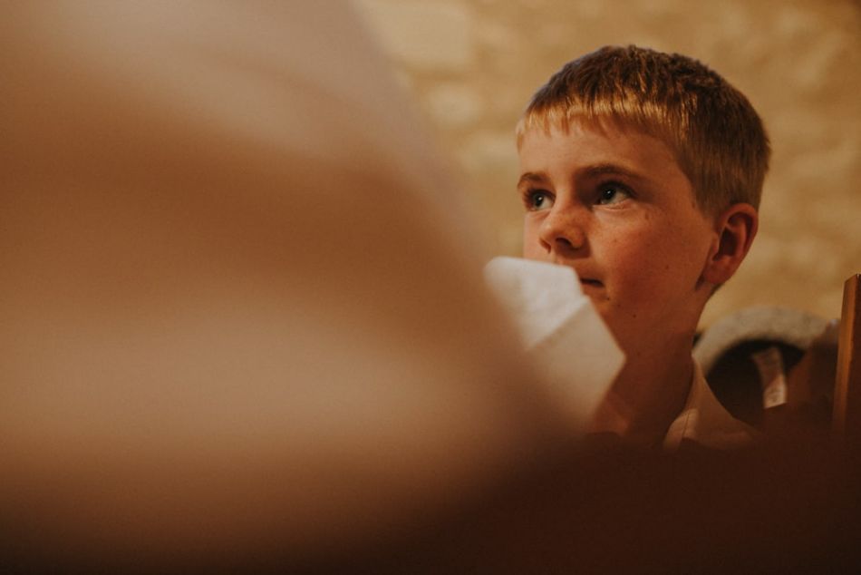 Enfant riant dans un mariage anglais au chateau de la Cote, Perigord, MGphotographies