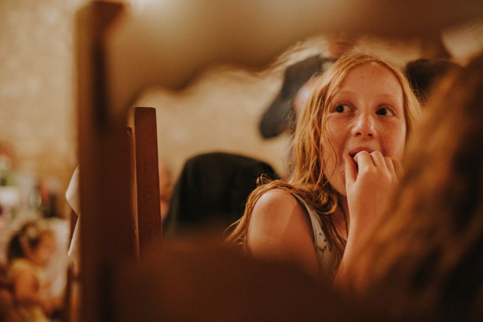 Enfant riant dans un mariage anglais au chateau de la Cote, Perigord, MGphotographies