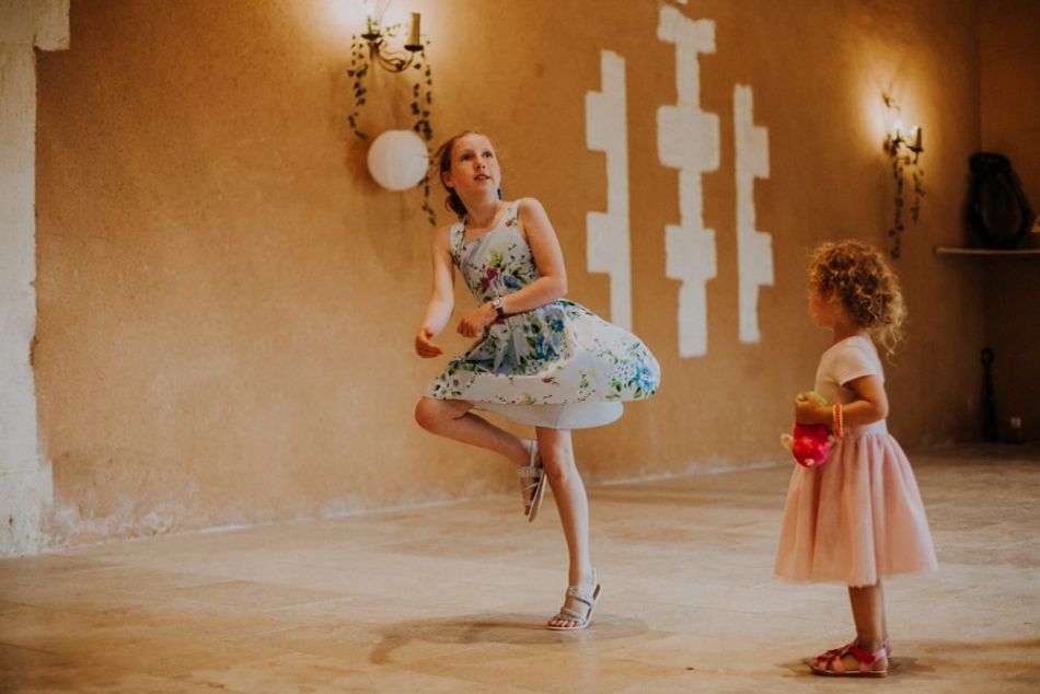 Dancing kids at English wedding in Perigord with MGphotographies
