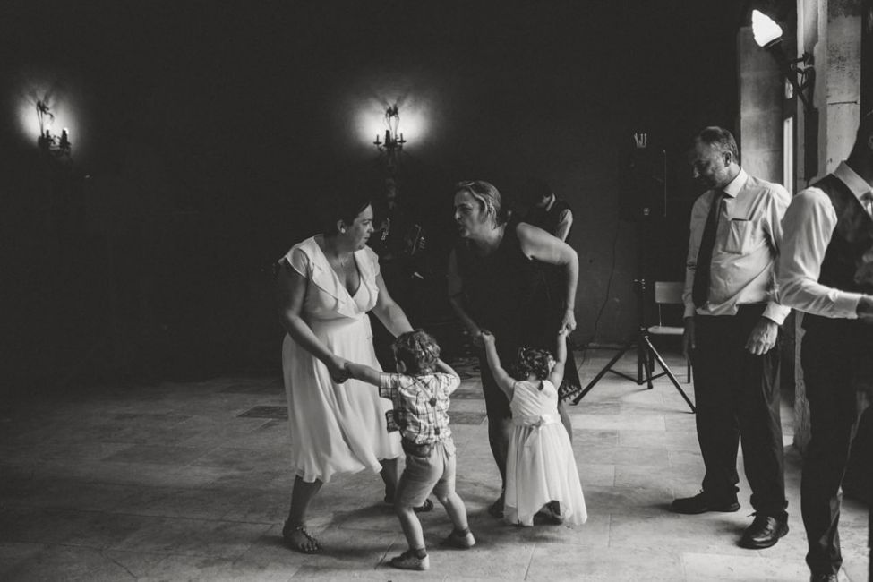Scottish wedding in France, dancing with kids, party time, Perigord, MGphotographies