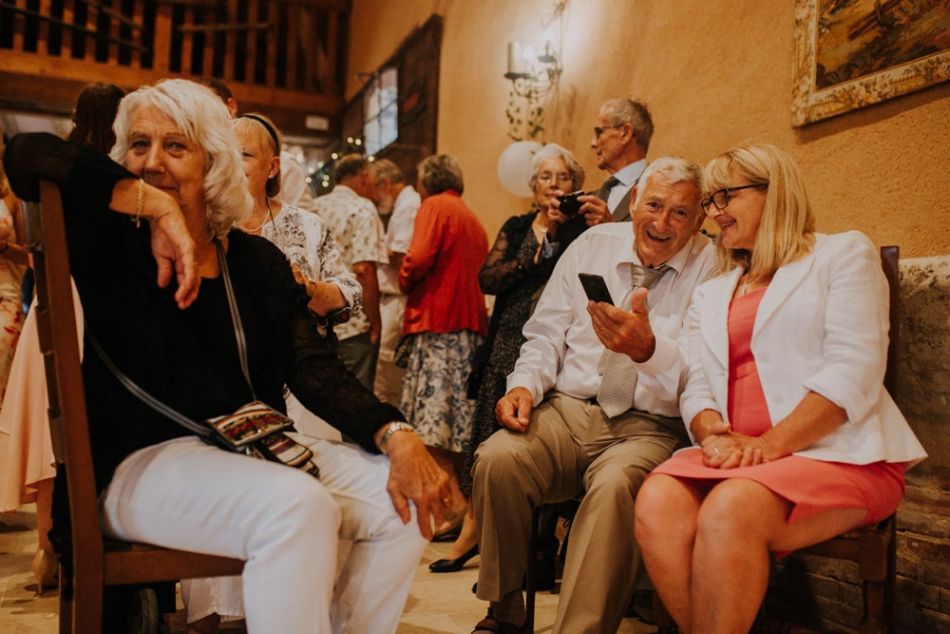 Ambiance detendue dans ce mariage anglais en Perigord au chateau de la Cote