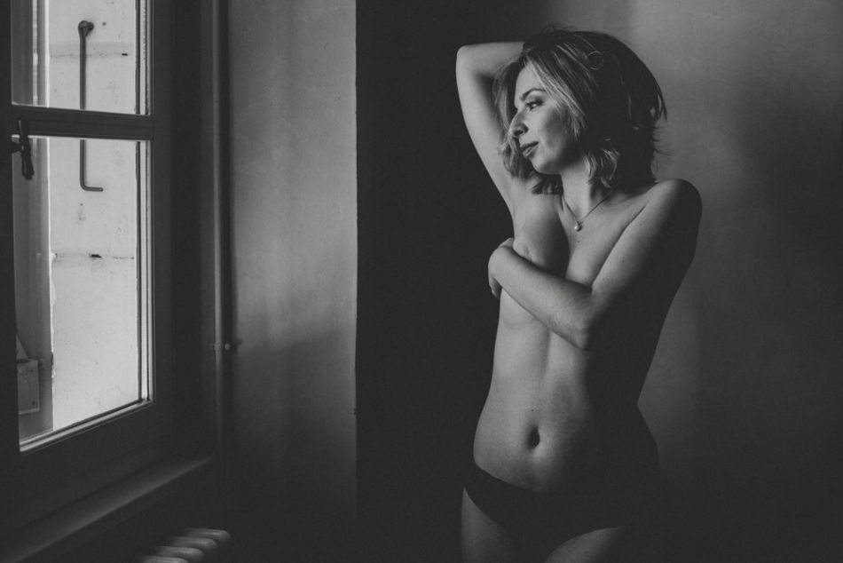 Poser nu en séance photo boudoir à Auch, Gers, avec MGphotographies