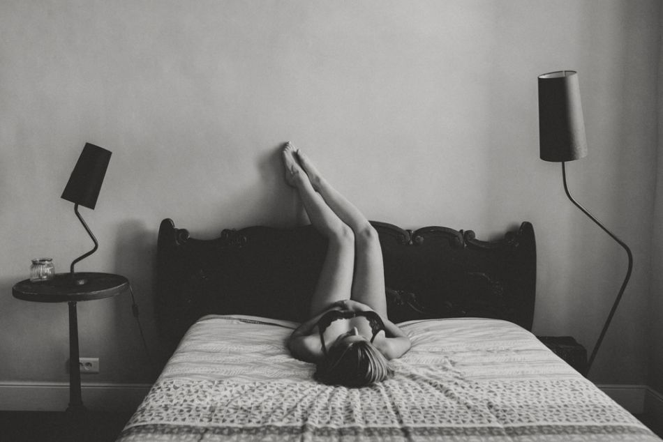 Jeune femme sur un lit en séance photo boudoir à Toulouse, MGphotographies