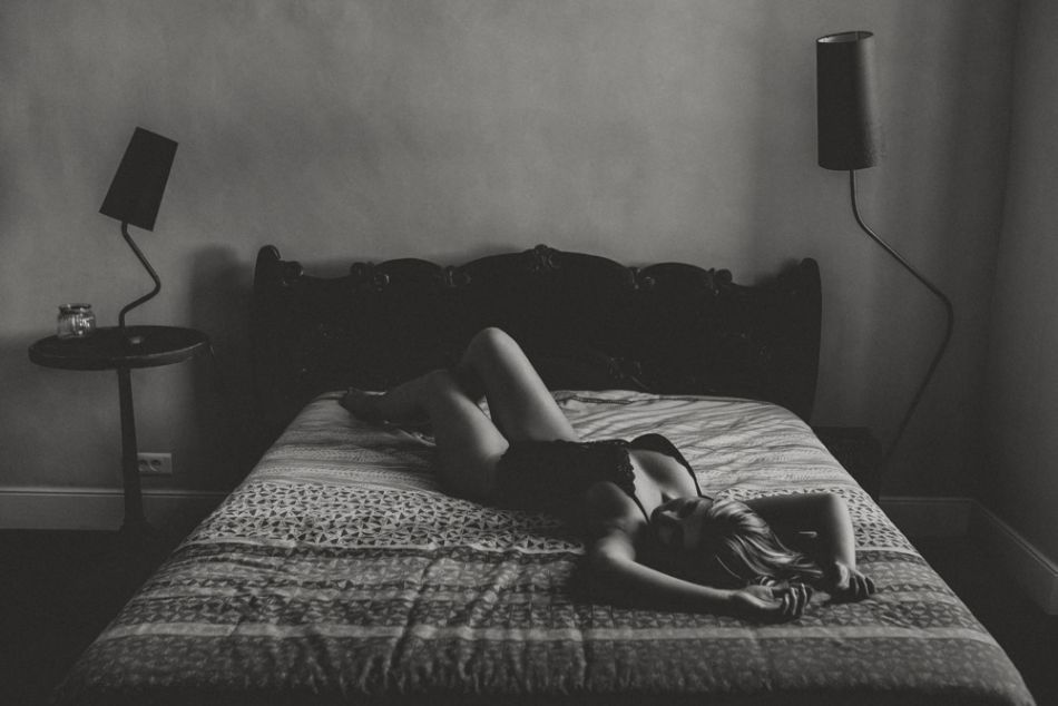 Jeune femme allongée et sensuelle, en séance photo boudoir à Toulouse, MGphotographies