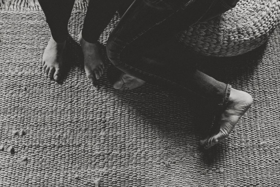 Détail de pieds en séance photo grossesse à Auch avec MGphotographies