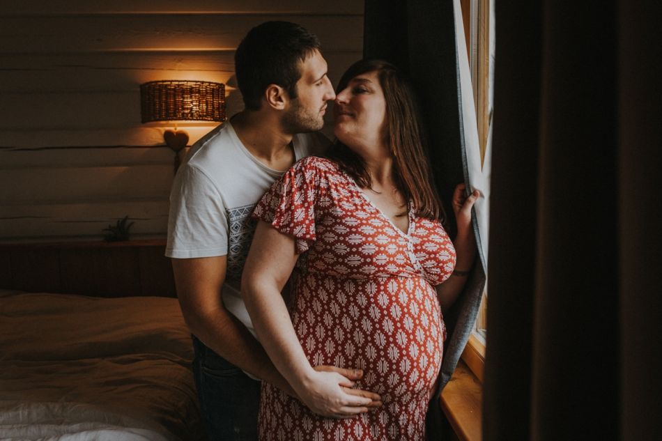 Couple enlacé, séance photo grossesse à Toulouse, avec MGphotographies