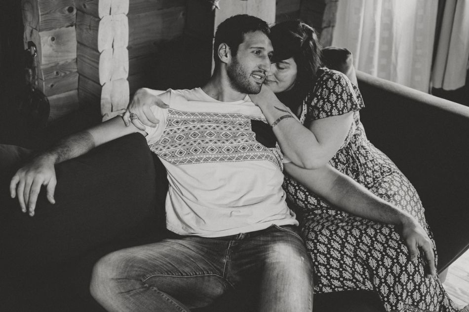 Amoureux en noir et blanc, séance photo grossesse, Auch, avec MGphotographies