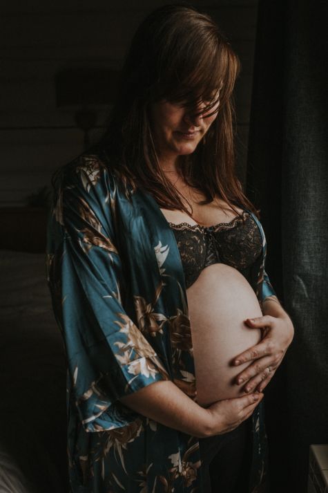Portrait de femme enceinte en peignoir fleuri, séance photo grossesse, avec MGphotographies