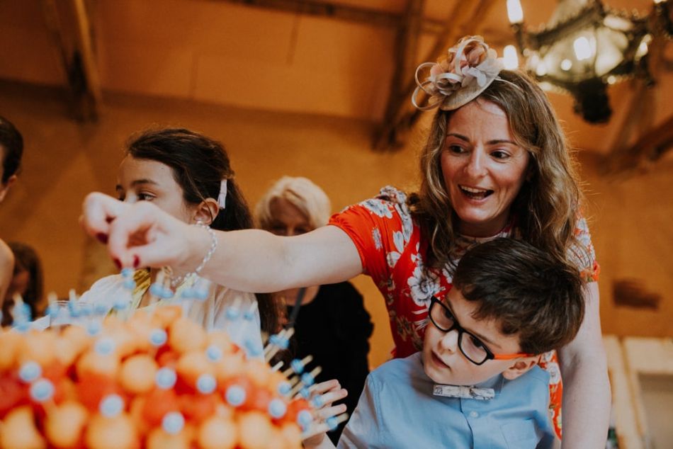 Invités et cocktail mariage anglais au Chateau de la Cote dans le Perigord