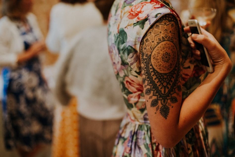 tatourage magnifique d'invitée dans un mariage anglais dans le Perigord