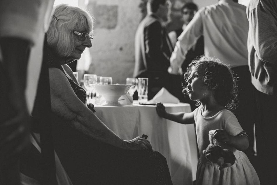 Grand-mere enfant dans un mariage anglais dans le Perigord