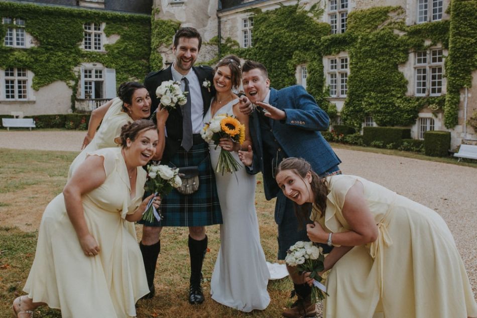 photo groupe fun mariage anglais décontracté, chateau de la Cote, Perigord