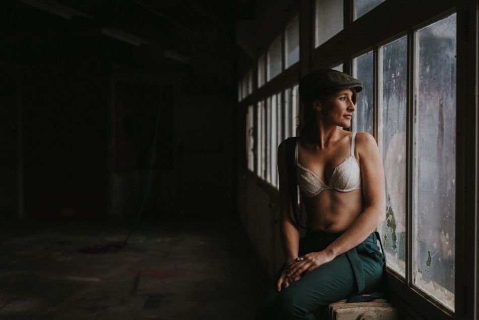 Jeune femme rousse boudoir dans une usine, MGphotographies