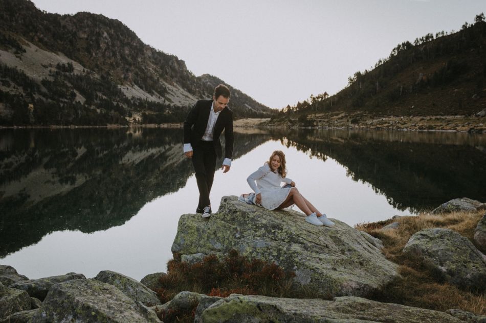 Mariés en séance photo couple dans les Pyrénées avec MGphotographies