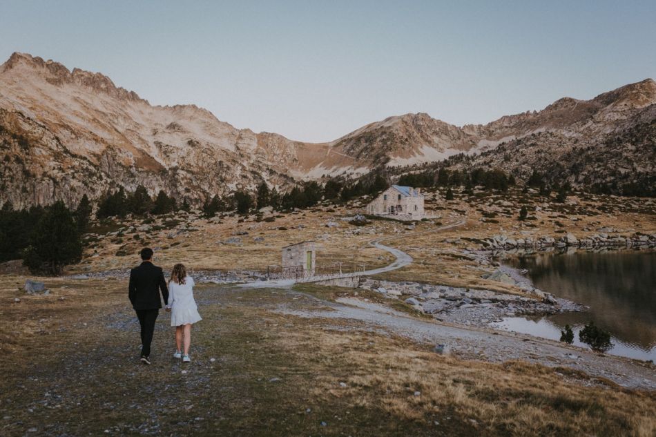 séance photo couple avec MGphotographies à l'aube dans les Pyrénées