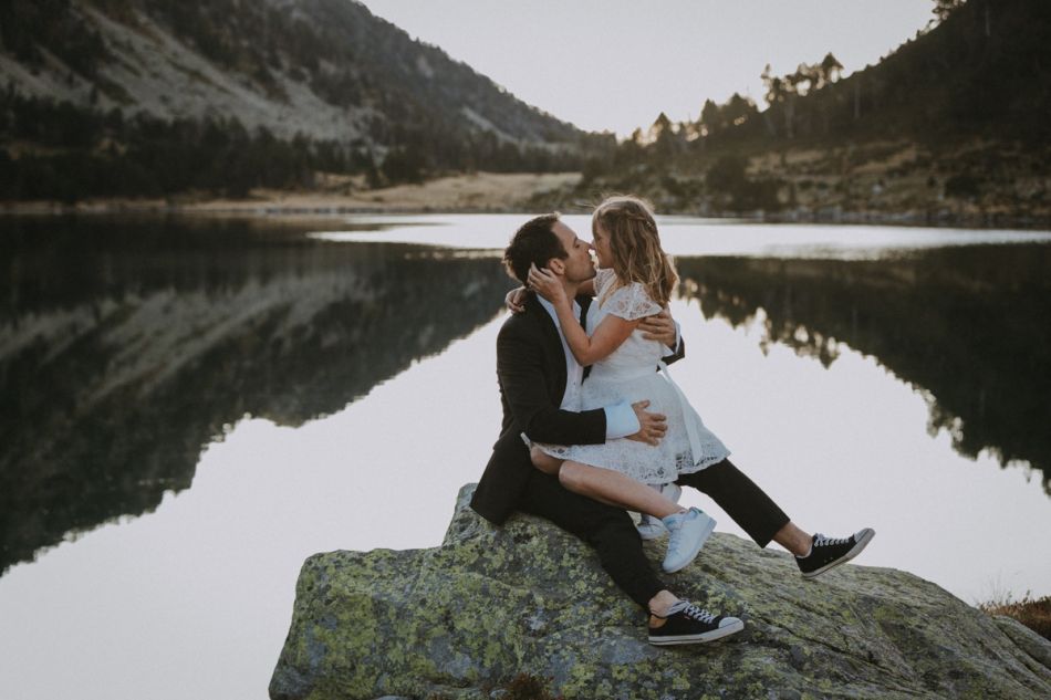 photos de mariés enlacés dans les Pyrénées avec MGphotographies