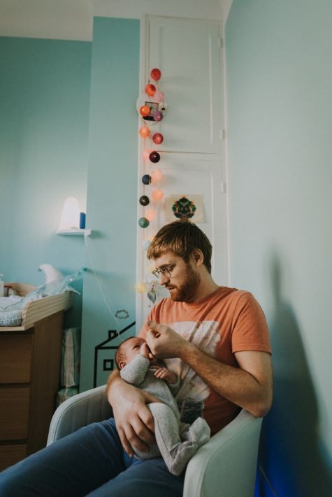 papa s'occupe de bébé, séance nouveau-né à Toulouse, MGphotographies