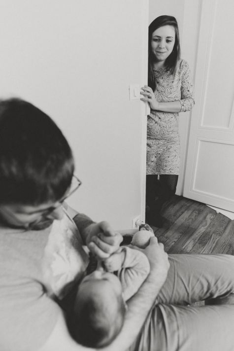 Maman émue regarde, séance nouveau-né à Toulouse, MGphotographies