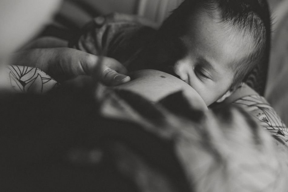 Bébé au sein, séance nouveau-né à Toulouse, MGphotographies