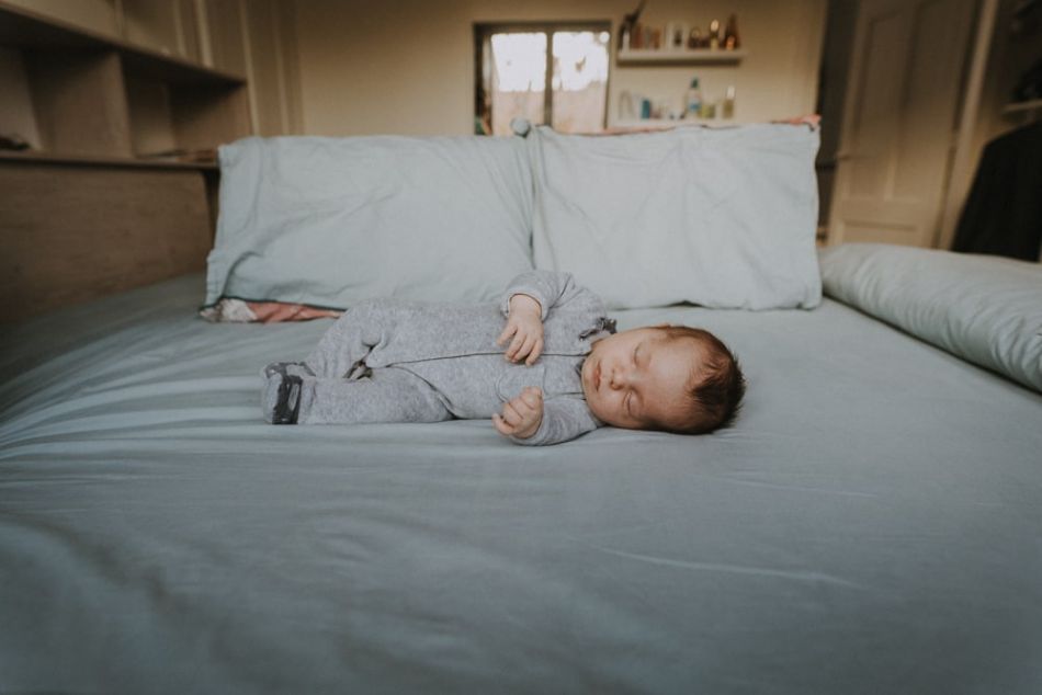 Nourrisson sur le lit, séance bébé à Toulouse, MGphotographies