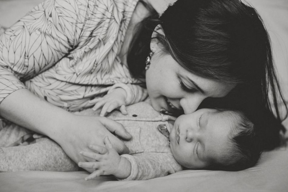 Câlin de maman, séance nouveau-né à Toulouse, MGphotographies