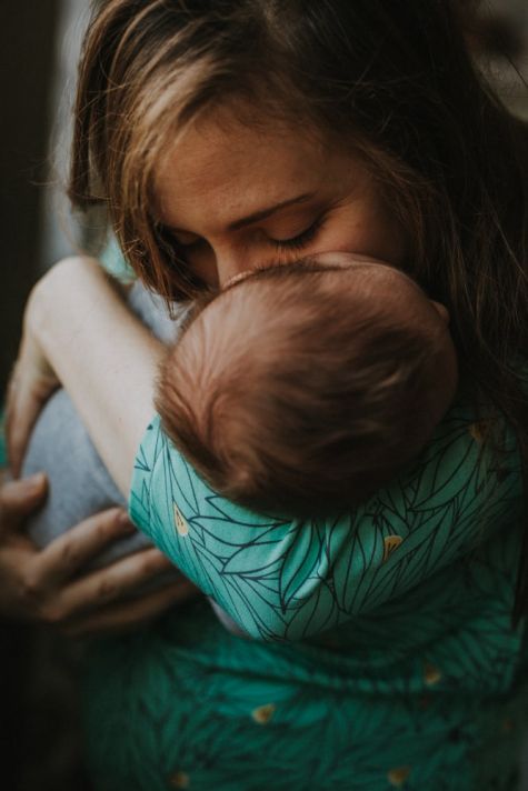 Maman et bébé en séance nouveau-né à Toulouse, MGphotographies