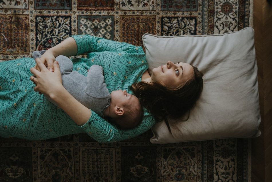 Maman et bébé par terre, séance nouveau-né à Toulouse, MGphotographies