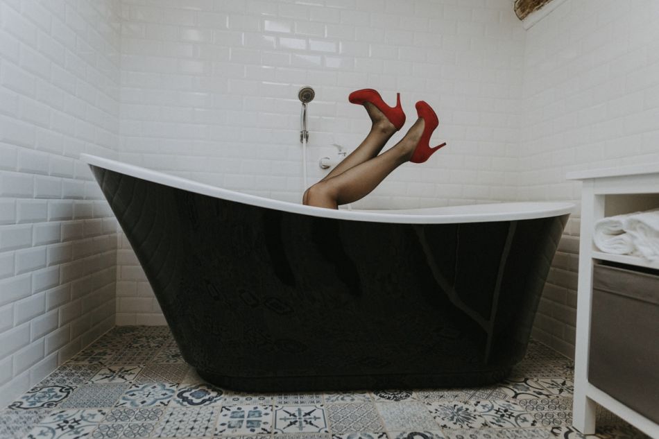 En talons dans la baignoire, séance boudoir 60 ans, MGphotographies