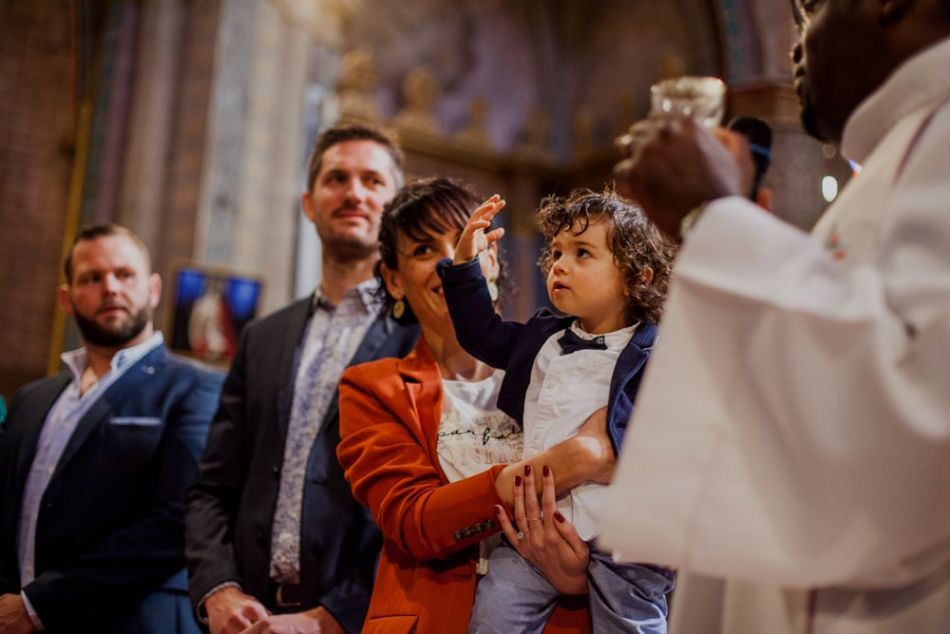 Enfant pendant photo de baptême à Auch, MGphotographies